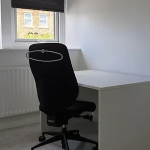 https://lovely-4-bedroom-home-short-long-stay.yorkshirehotels.net